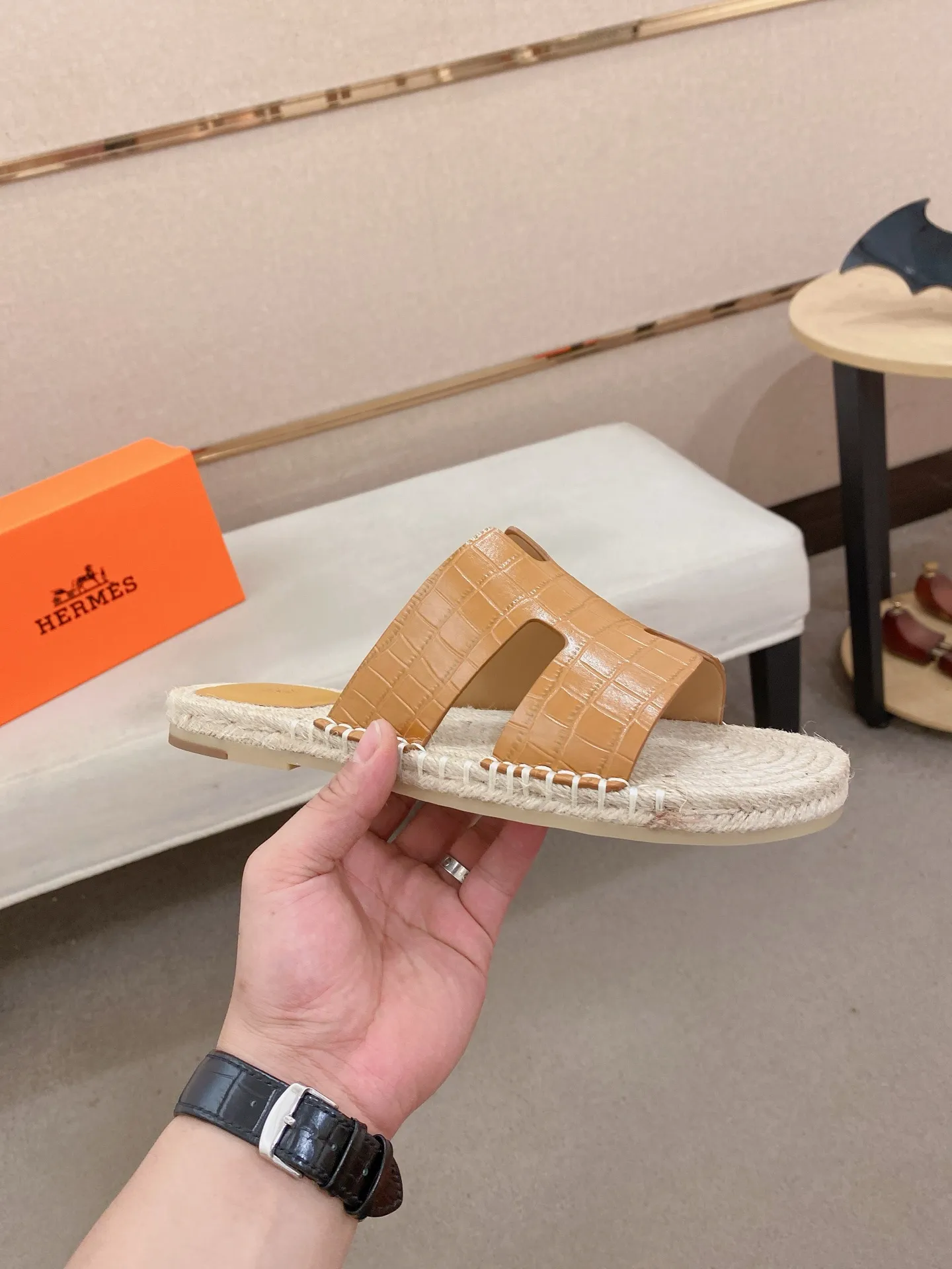 Factory price: 340💰high-end version. "HERMES" Hermès 💁♂️Men's casual slippers, compare the quality at the counter🧚🏿♂️ The upper is made of cowhide leather 🐊crocodile pattern workmanship, purely hand-drawn, raw rubber breathable and non-slip outsole, the inner is breathable and comfortable lambskin, the density is 100% comfortable, the original rubber outsole is wear-resistant and has a code number of 38-44. Can be customized 45-46-47💥🏆